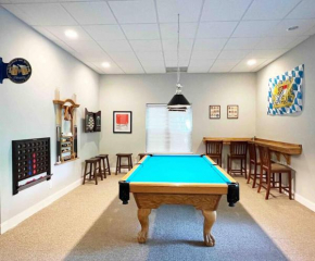 5min to Tubing!Pool Table, hot tub, game room, Sleeps 10!